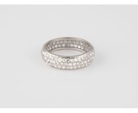 DIAMANT-RING Weißgold. Ringmaß ca. 53, Ges.-Gew. ca. 3,3 g. Geprüft 18 K. Ca. 119 Diamanten im 8/8-Schliff, zusammen ca. 1,19