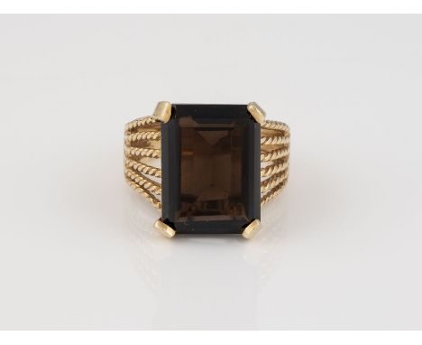 RING Gelbgold. Ringmaß ca. 53, Ges.-Gew. ca. 7,8 g. Gest. 14 K. Ein rechteckig facettierter Rauchquarz, ca. 9,0 ct. Leichte T