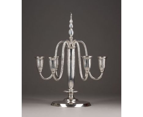 SECHSFLAMMIGER ART-DÉCO-LEUCHTER Bremen, Wilkens &amp; Söhne, um 1920 Silber, getrieben, gegossen. H. 41,5 cm, 1302 g. Auf de