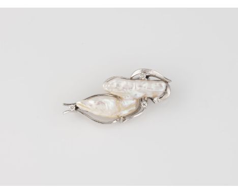 PERL-BROSCHE Weißgold. 5,0 x 2,0 cm, Ges.-Gew. ca. 11,0 g. Geprüft 14 K. Vier Brillanten, zus. ca. 0,27 ct.
