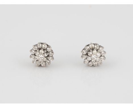 PAAR DIAMANT-OHRSTECKER Weißgold. D. ca. 0,8 cm, Ges.-Gew. ca. 2,0 g. Geprüft 14 K. Zusammen besetzt mit 38 Brillanten, zusam