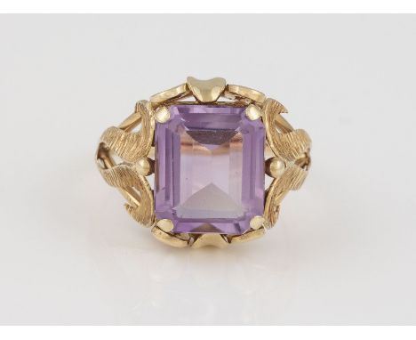 AMETHYST-RING Gelbgold. Ringmaß ca. 54,5, Ges.-Gew. ca. 5,0 g. Geprüft 14 K, Punzierungen leicht verschlagen. Ein Amethyst, c