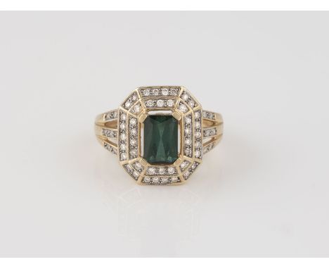 TURMALIN-RING MIT DIAMANTEN Gelbgold. Ringmaß ca. 48, Ges.-Gew. ca. 4,7 g. Geprüft 14 K. Ein Turmalin, ca. 1,0 ct., 56 Brilla