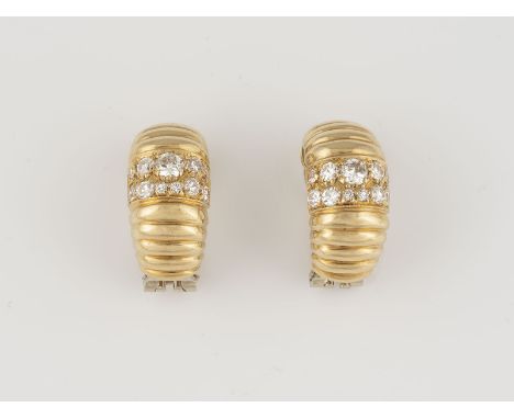 PAAR OHRCLIPS MIT BRILLANTEN Gelbgold. 2,1 x 1,0 cm, Ges.-Gew. ca. 19,5 g. Schaustück geprüft 18 K. Zusammen besetzt mit 22 B
