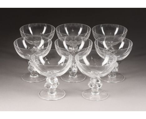 RENÉ LALIQUE1860 Ay/Champagne - 1945 ParisACHT CHAMPAGNERSCHALEN Frankreich, 2. Hälfte 20. Jh. Farbloses Kristallglas. H. 12 
