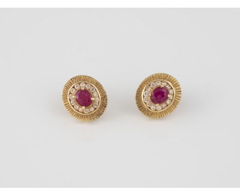PAAR OHRSTECKER Gelbgold. 1,2 x 1,1 cm, Ges.-Gew. ca. 3,3 g. Geprüft 14 K. Jeweils ein oval facettierter Rubin, zus. ca. 0,6 