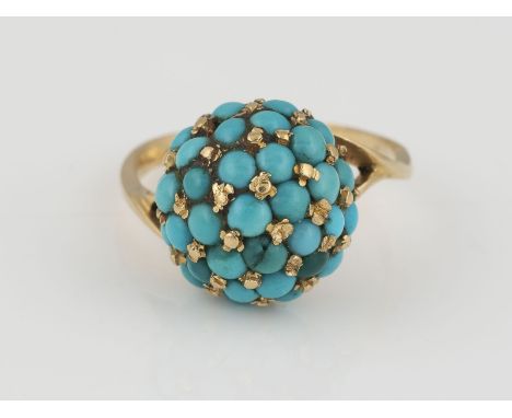 TÜRKIS-RING Gelbgold. Ringmaß ca. 56, Ges.-Gew. ca. 5,4 g. Geprüft 18 K. Halbierte Türkisperlen, eine grünlich verfärbt. Besc