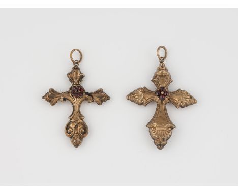 ZWEI KREUZANHÄNGER Schaumgold 14 K. L. 5,0 x 3,9 cm und 4,8 x 3,8 cm. Ösen später ergänzt, bei der Länge nicht berücksichtigt