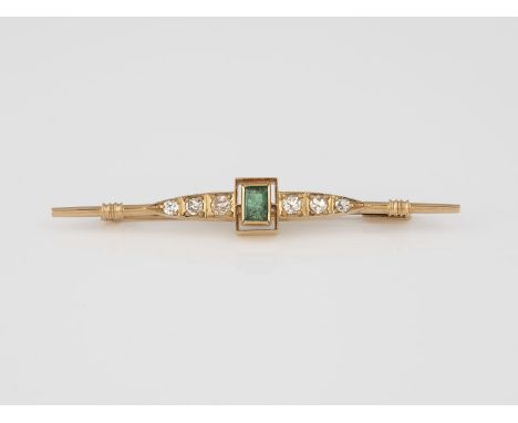 EDELSTEIN-BROSCHE Gelbgold. 5,3 cm, Ges.-Gew. ca. 3,1 g. Geprüft 18 K. Ein Smaragd, ca. 0,2 ct., sechs Diamanten im Alt- und 