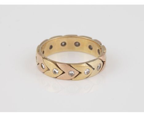 DIAMANT-RING Gelbgold, Rotgold. Ringmaß ca. 59,5, Ges.-Gew. ca. 6,7 g. Geprüft 14 K. 13 Brillanten, zusammen ca. 0,5 ct. Leic