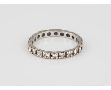 ETERNITY-RING Gelbgold, Weißgold. Ringmaß ca. 54, Ges.-Gew. ca. 1,8 g. Geprüft 14 K. 22 Brillanten, zusammen ca. 0,88 ct. Par
