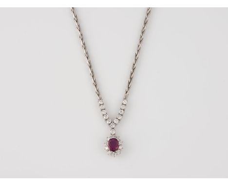 EDELSTEIN-COLLIER Weißgold. L. 38 cm,  Ges.-Gew. ca. 17,3 g. Geprüft 18 K. Ein Rubin, ca. 0,7 ct., 22 Brillanten, zusammen ca