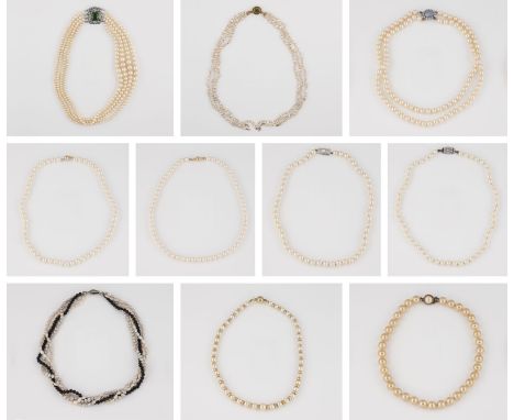 KONVOLUT PERLSCHMUCK 10-tlg. Gelbgold, Weißgold, Silber, Metall. 2 Ketten gest. 18 K bzw. 750, davon eine mit Opaltriplette u