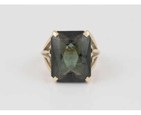 TURMALIN-RING Gelbgold. Ringmaß ca. 50, Ges.-Gew. ca. 7,4 g. Geprüft 14 K. Ein Turmalin, ca. 12,5 ct. Part. leicht besch.