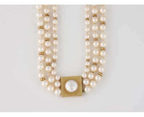 PERL-COLLIER Gelbgold. L. 42 cm, Ges.-Gew. ca. 108,7 g. Schließe geprüft 18 K. Dreireihiges Collier, D. der Perlen ca. 6,1 - 