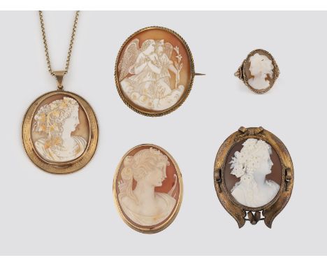 KONVOLUT KAMEE-SCHMUCK 5-tlg. Gelbgold, Metall. Drei Anhänger, davon zwei mit Broschierung, Rahmungen geprüft 14 K. Ges.-Gew.