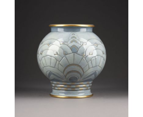 ART-DÉCO VASE Frankreich, Manufacture Nationale de Sèvres, 1931 Porzellan, blau gefasst, reliefierter Dekor, Goldstaffage. H.