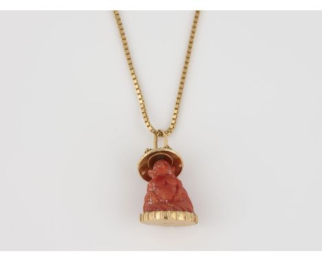 KORALL-ANHÄNGER MIT KETTE Gelbgold. Anhänger 2,8 x 1,5 cm, Ges.-Gew. ca. 7,8 g. Gest. 18 K. Geschnitzte Figur eines sitzenden