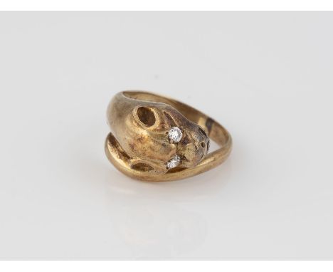 RING Gelbgold. Ringmaß ca. 46, Ges.-Gew. ca. 4,0 g. Geprüft 14 K. Pantherkopf mit zwei weißen, rund facettierten Similisteine