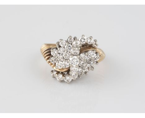DIAMANT-RING Gelbgold, Weißgold. Ringmaß ca. 57,5, Ges.-Gew. ca. 7,2 g. Schiene geprüft 14 K. 33 Brillanten, zusammen ca. 1,3