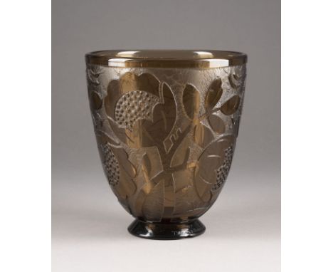 DAUM FRÈRES &amp; CIEART-DÉCO-VASE MIT FLORALEM DEKOR Frankreich, Nancy, um 1930 Rauchfarbenes dickwandiges Glas, Ätzdekor. H