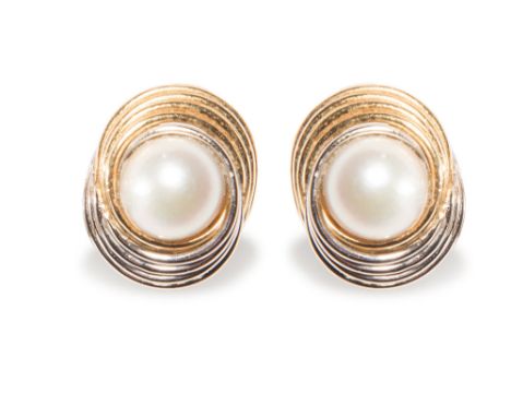 Pearl and yellow gold earrings. Pearls diameter 8.50 mm, dimensions cm 1.50x1.70, gr. 13.60