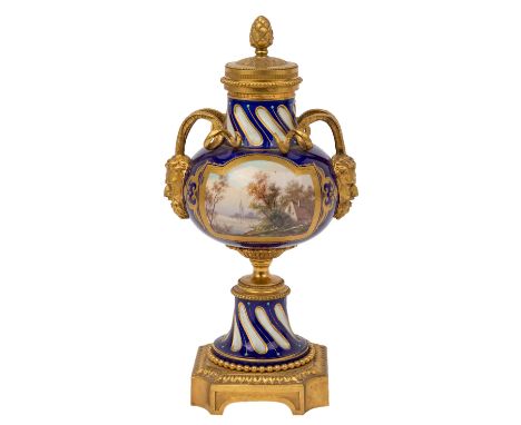 Wohl FRANKREICH Deckelvase, 19./20. Jh. Vase mit vergoldeter Metallmontierung und Deckel (Deckel kann umgedreht und die Vase 