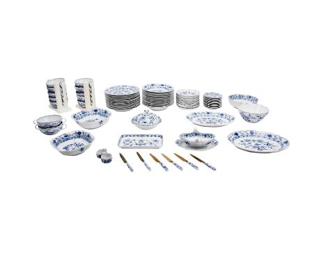 MEISSEN 70-tlg. Speiseservice 'Zwiebelmuster', 1. Wahl, 20. Jh. 12 Speiseteller, 12 Suppenteller, 12 Suppentassen mit Unterta