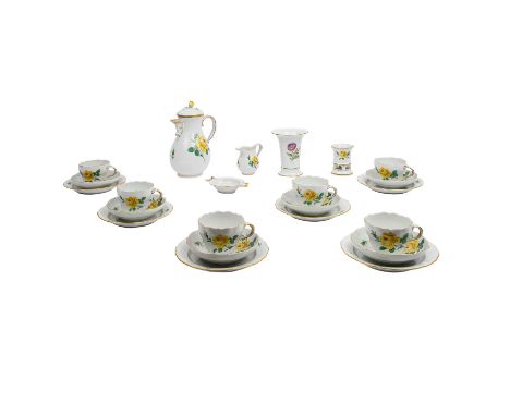 MEISSEN Kaffeeservice f. 6 Personen 'Gelbe Rose', 1. Wahl, 20. Jh. 6 Kaffeetassen mit Untertassen, 6 Kuchenteller, 1 Kaffeeka