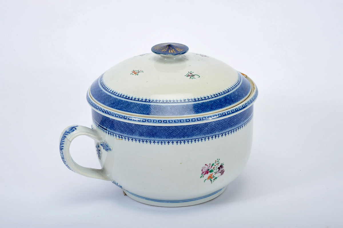A Chamber Pot with Cover, Chinese export porcelain, blue, gilt and polychrome decoration "Flowers