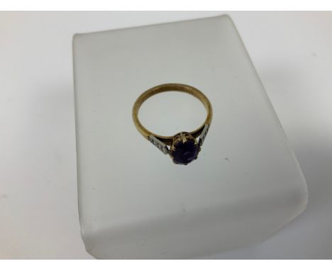 9ct Gold Ring - Size M - 2.1gms 