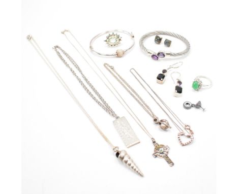 A collection of vintage jewellery. The lot to include a silver hallmarked ingot pendant necklace (hallmarked London 1979), a 