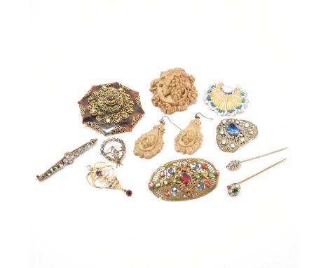 A selection of vintage and Art Deco jewellery. The lot to include a selection of Czechoslovakian brooches, two early 20th Cen