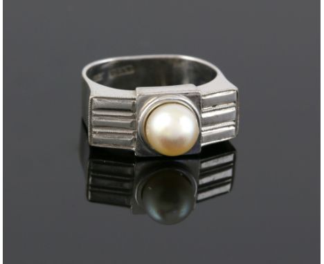 Modernist style ring, with single pearl and ribbed shoulders,  white metal stamped platinum and 18 ct gold, maker EW, ring si