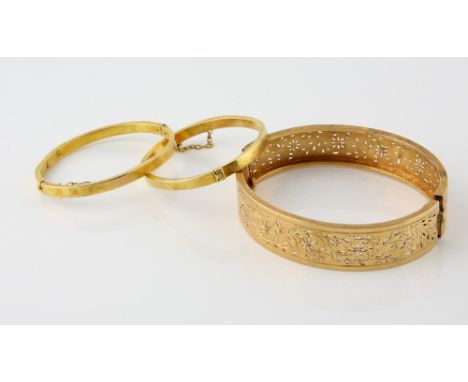 Late 20th C French floral oval pierced bangle, in yellow metal testing as 18 ct, with French export marks and two children's 
