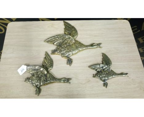 SET OF 3 VINTAGE FLYING DUCK FIGURES RD858460