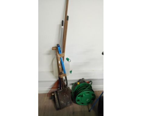 1 BUNDLE GARDEN TOOLS & HOSE