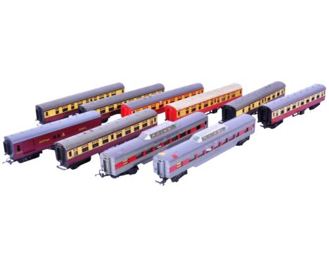 A collection of x10 original vintage Tri-ang / Triang 00 gauge model railway trainset locomotive coaches / carriages to inclu