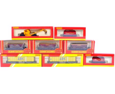 A collection of x8 assorted Hornby made 00 gauge model railway trainset locomotive rolling stock items comprising; R6004 Oper