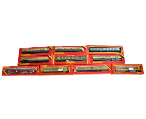 A collection of x10 assorted boxed Hornby 00 gauge model railway trainset coaches / carriages to include; R. 454 GWR Restaura