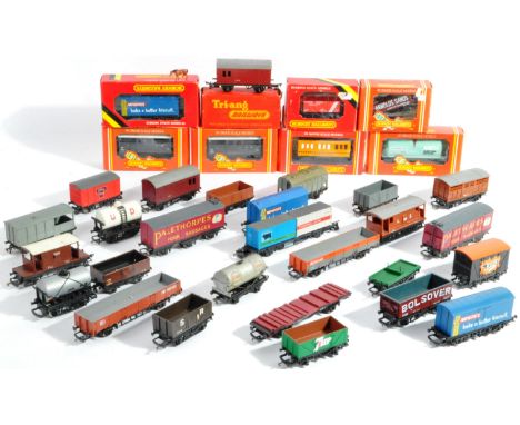 A large collection of approximately x30 assorted Hornby, Triang and Dublo 00 gauge model railway trainset locomotive engine r