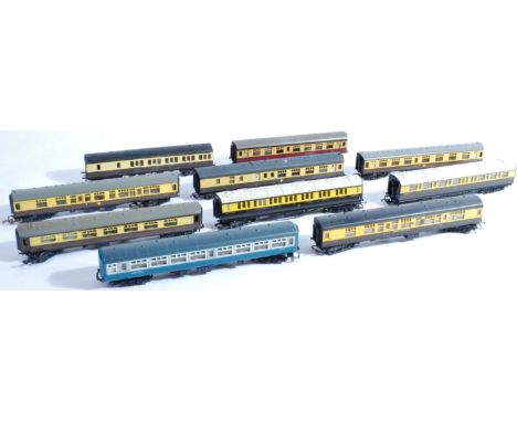Model Railway - a collection of x10 assorted 00 gauge model railway trainset coaches - most Hornby, but some other makes pres