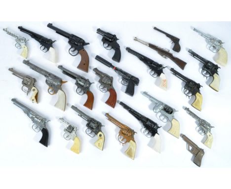 A large collection of assorted vintage toy model cap guns (and similar). Various makes and models to include some Lone Star a