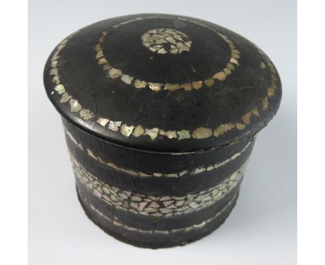 19th Century Chinese black lacquer and mother of pearl inlaid papier mache box and cover 9cm diameter - Roger Soame Jenyns Co