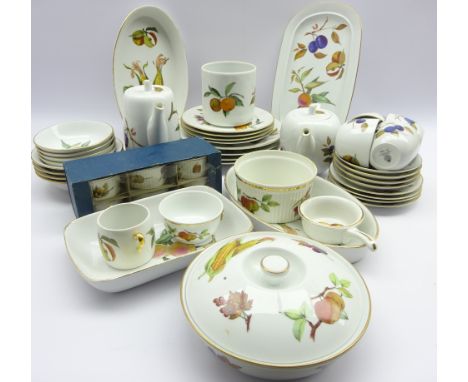 Royal Worcester 'Evesham' tea and dinner service, four place settings  Condition Report & Further Details Click here for furt