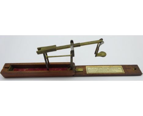 Folding sovereign and half sovereign balance scale by W & T Avery in mahogany case L16cm Condition Report & Further Details C