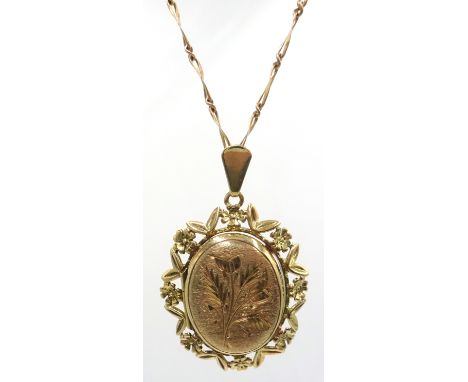 Gold locket pendant necklace hallmarked and stamped 9c approx 10.6gm Condition Report & Further Details Chain length 44cmClic