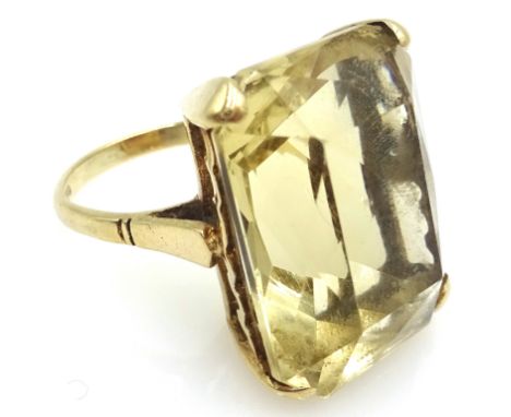 9ct gold ring set with a large facetted citrine hallmarked Condition Report & Further Details 7.8gm, size L, citrine = 2cm x 