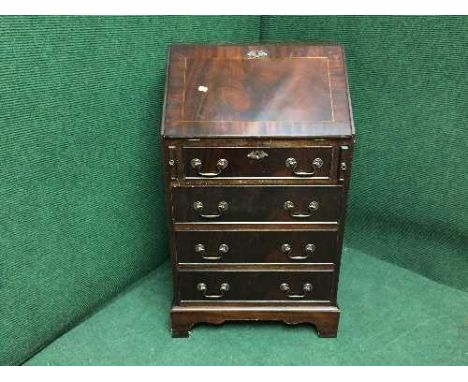 An inlaid mahogany lady's writing bureau on bracket feet