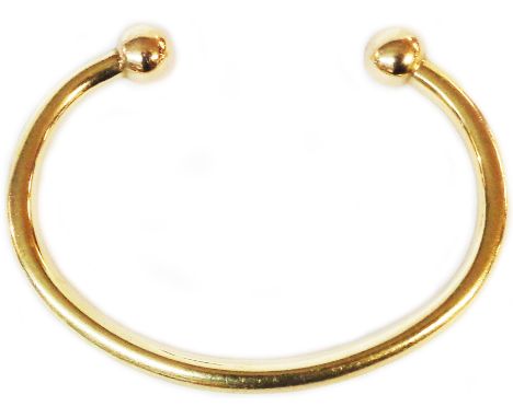 A 375 (9ct.) solid gold torque bangle with pommel ends - Birmingham 2015